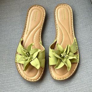 Sonoma green flower sandals size 8